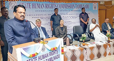 மாநில மனித உரிமைகள் ஆணையத்தில் நேற்று நடைபெற்ற சர்வதேச மனித உரிமைகள் தின விழாவில் ஐ.நா. சபையின் முன்னாள் சார்பு செயலாளர் எரிக் சோல்ஹெய்ம் பங்கேற்று பேசினார். அருகில் இந்தியாவுக்கான அமெரிக்க தூதர் ஜூடித் ரவின், சென்னை உயர் நீதிமன்ற பொறுப்பு தலைமை நீதிபதி டி.ராஜா, தமிழக சட்டத்துறை அமைச்சர் எஸ்.ரகுபதி, மாநில மனித உரிமைகள் ஆணையத் தலைவர் நீதிபதி எஸ்.பாஸ்கரன் உள்ளனர்.