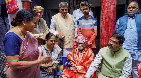 பாரதியார் வீட்டில் மத்திய அமைச்சர் தர்மேந்திர பிரதான்