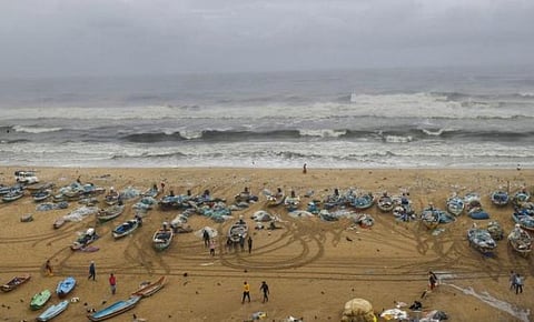 புயலால் உருவான 644 டன் மரக் கழிவுகள் அகற்றம்: மெரினாவில் அனுமதி மறுப்பால் பட்டினப்பாக்கத்தில் குவிந்த மக்கள்