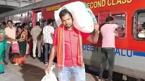 ஓடிசாவின் பெர்ஹாம்பூர் ரயில் நிலையத்தில் இரவில் சுமை தூக்கும் கூலி தொழிலாளியாக பணியாற்றும் நாகேஷ்.