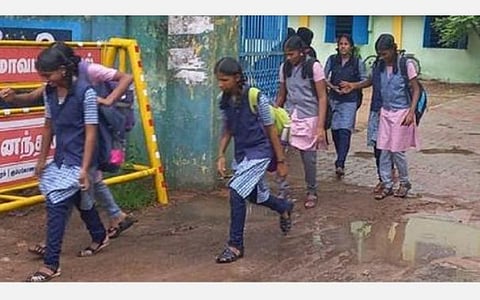 சென்னை உள்ளிட்ட 3 மாவட்டங்களில் பள்ளிகளுக்கு அரைநாள் மழை விடுமுறை