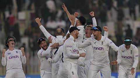 வெற்றியைக் கொண்டாடும் இங்கிலாந்து அணி