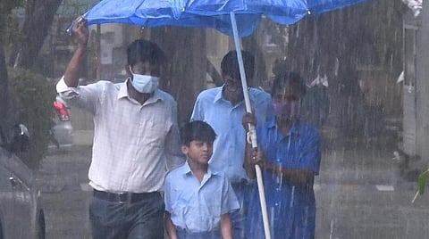 செங்கல்பட்டு, காஞ்சி, திருவள்ளூர் மாவட்டங்களில் செவ்வாய்க்கிழமை பள்ளிகளுக்கு மழை விடுமுறை