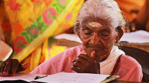 தள்ளாத வயதிலும் நிமிர வைத்த கல்வி