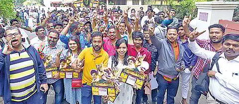 நடிகர் ரஜினிகாந்தின் பிறந்தநாளையொட்டி அவருக்கு வாழ்த்து தெரிவிப்பதற்காக சென்னை போயஸ் கார்டனில் உள்ள ரஜினியின் வீட்டின் முன் நேற்று திரண்ட ரசிகர்கள். (முதல் படம்) ரசிகர்களுக்கு நன்றி தெரிவித்த லதா ரஜினிகாந்த். 	படங்கள்: பு.க.பிரவீன்.