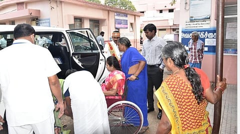 திருச்சி | விபத்தில் சிக்கிய பள்ளி ஆசிரியை மீட்ட மாவட்ட ஆட்சியர்