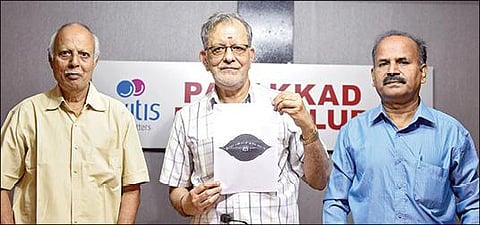 கவிஞர் வானவில் கே.ரவியின் படைப்புகள் குறித்த 100-வது கருத்தரங்கு தொடர்பான அறிவிப்பை வெளியிட்டு பேசிய, பாலக்காடு தமிழ் பண்பாட்டு ஆய்வு மையத்தின் இயக்குநர் ராஜாராம். அருகில், பாலக்காடு தமிழ் கலை மன்றத்தின் தலைவர் கணேசன், செயலாளர் மாதவன் உள்ளிட்டோர். படம்: ஜெ.மனோகரன்