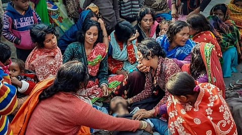 பிஹாரில் கள்ளாச்சாராயத்தால் உயிரிழந்தவர்களின் குடும்பத்தினர், உறவினர்கள் கதறல்.