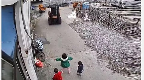 வாகனத்தை வழிமறித்து உடன்பிறப்புகளை காக்க முனையும் சிறுமி: வைரல் வீடியோ