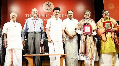 சென்னை மியூசிக் அகாடமியில் நடந்த விழாவில் விருதாளர்களுக்கு முதல்வர் ஸ்டாலின் விருதுகளை வழங்கினார்
