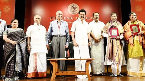 மியூசிக் அகாடமியின் 96-வது இசை விழாவைத் தொடங்கிவைத்த முதல்வர் மு.க.ஸ்டாலின், சங்கீத கலாநிதி விருதுக்கு தேர்வான கலைஞர்களுக்கு ‘இந்து’ குழுமம் வழங்கும் எம்.எஸ்.சுப்புலட்சுமி அறக்கொடை விருதை வழங்கி கவுரவித்தார். (வலமிருந்து) லால்குடி விஜயலட்சுமி, லால்குடி ஜி.ஜெ.ஆர்.கிருஷ்ணன், திருவாரூர் பக்தவத்சலம், நெய்வேலி சந்தானகோபாலன், அமைச்சர் தங்கம் தென்னரசு, மியூசிக் அகாடமியின் தலைவர் என்.முரளி, சங்கீத கலாநிதி டி.வி.கோபாலகிருஷ்ணன், சங்கீத கலாநிதி எஸ்.சவுமியா. 				படம்: ம.பிரபு