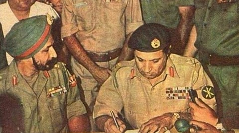 சரணடையும் ஒப்பந்தத்தில் கையெழுத்திடும் அமிர் அப்துல்லா கான் நியாசி | கோப்புப் படம்