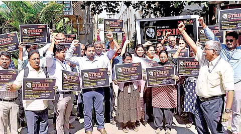 ஊதிய உயர்வு முரண்பாடுகளைக் களைய வலியுறுத்தி நுங்கம்பாக்கத்தில் உள்ள நபார்டு வங்கி மண்டல அலுவலகம் முன்பு நேற்று ஆர்ப் பாட்டம் நடத்திய நபார்டு வங்கி அதிகாரிகள் சங்கத்தினர்.படம்: ம.பிரபு