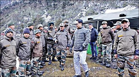 அருணாச்சல பிரதேசத்தின் தவாங் மாவட்டம், யாங்சி எல்லைப் பகுதியில்  ராணுவ வீரர்களுடன் கலந்துரையாடிய மத்திய அமைச்சர் கிரண் ரிஜிஜு.