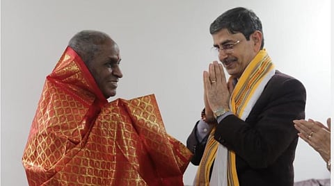 காசி விஸ்வநாதர் கோயில் நிகழ்ச்சியில், இளையராஜாவுக்கு பொன்னாடை போர்த்தி கவுரவித்த தமிழக ஆளுநர் ஆர்.என்.ரவி.