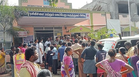 ஶ்ரீவில்லிபுத்தூர் அரசு மருத்துவமனையில் போராட்டத்தில் ஈடுபட்டவர்களுடன் பேச்சுவார்த்தை நடத்திய போலீஸார்