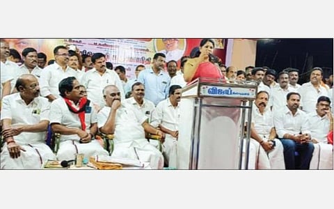 திண்டிவனத்தில் நடைபெற்ற பொதுக்கூட்டத்தில் கனிமொழி எம்பி பேசுகிறார். அருகில் அமைச்சர் மஸ்தான்