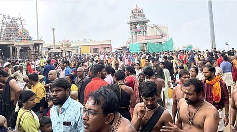 பழநி தண்டாயுதபாணிசுவாமி கோயிலில் சாமி தரிசனம் செய்யும் பக்தர்கள்