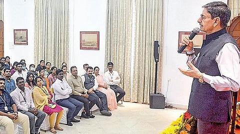 இந்திய குடிமைப்பணி தேர்வெழுதும் மாணவர்களுடன் ஆளுநர் ஆர்.என்.ரவி, கிண்டி ராஜ் பவனில் நேற்று கலந்துரையாடினார். இதில், தமிழத்தின் பல்வேறு மாவட்டங்களில் இருந்து 100-க்கும் மேற்பட்ட மாணவர்கள் பங்கேற்றனர்.