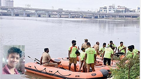 ﻿அடையாற்றில் தேடுதல் பணியில் ஈடுபட்ட தீயணைப்பு படை வீரர்கள். (உள்படம்) சாமுவேல்.