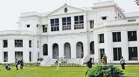 கிண்டி ஆளுநர் மாளிகையில் வானிலிருந்து விழுந்த பலூனால் பரபரப்பு