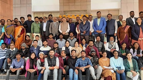 ஆளுநர் ரவியுடன் சேர்ந்து புகைப்படம் எடுத்துக் கொண்ட மாணவர்கள்