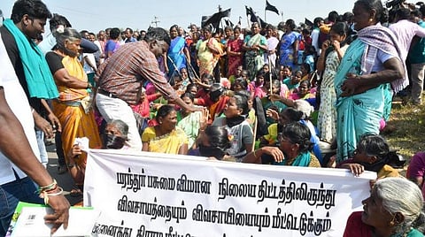 காஞ்சிபுரம் மாவட்ட ஆட்சியரிடம் மனு கொடுக்க பேரணியாக சென்ற பரந்தூர் கிராம மக்கள்