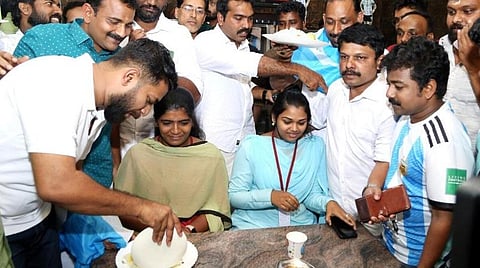 பிரியாணி பரிமாறும் ரசிகர்