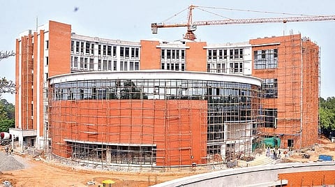 மதுரையில் பிரம்மாண்டமாக கட்டப்பட்டு வரும் கலைஞர் நினைவு நூலக கட்டிடம்.  படம்: நா.தங்கரத்தினம்