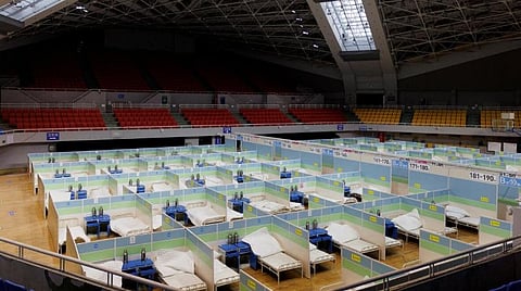 சீனாவில் கரோனா வைரஸ் பரவல் அதிகரித்து வருவதால்,  பெய்ஜிங்கில் உள்ள மைதானம் கரோனா மருத்துவமனையாக மாற்றப்பட்டுள்ளது. படம்: ஏஎப்பி