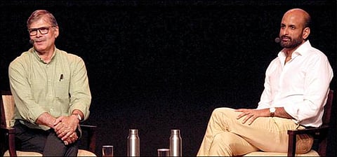 ‘வீரப்பன்: சேசிங் தி பிரிகண்ட்’ என்ற ஆங்கிலப் புத்தகத்தின் ஆடியோ பதிப்பு வெளியீட்டு விழா சென்னை தரமணியில் உள்ள ஆசிய இதழியல் கல்லூரி வளாகத்தில் நேற்று நடைபெற்றது. இதில் நூலாசிரியரும், ஓய்வுபெற்ற ஐபிஎஸ் அதிகாரியுமான கே.விஜயகுமார், மாணவர்களுடன் கலந்துரையாடினார். உடன் ஏசியவில்லே நிறுவன தலைமை செயல் அதிகாரி துஹின் மேனன்.