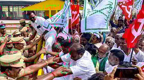 போராட்டத்தில் ஈடுபட்ட விவசாயிகள் | படங்கள்: ஆர்.வெங்கடேஷ்