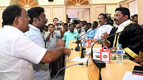 கும்பகோணம் மேயரை முற்றுகையிட்ட திமுகவினர்