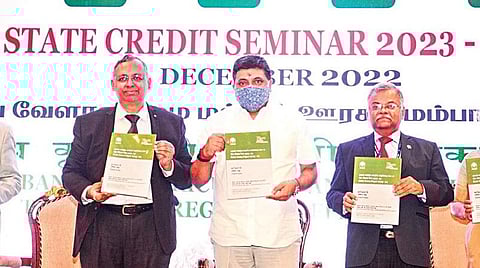 நபார்டு வங்கி சார்பில், மாநில அளவிலான கடன் கருத்தரங்கில், 2023-24-ம் ஆண்டுக்கான வளம் சார்ந்த மாநில அறிக்கையை, தமிழக நிதியமைச்சர் பழனிவேல் தியாகராஜன் வெளியிட்டார். உடன் (இடமிருந்து) இந்தியன் வங்கியின் செயல் இயக்குநர் மகேஷ் குமார் பஜாஜ், நபார்டு வங்கியின் தலைமைப் பொது மேலாளர் டி.வெங்கடகிருஷ்ணா, ரிசர்வ் வங்கியின் மண்டல இயக்குநர் எஸ்.எம்.என்.சுவாமி, இந்தியன் ஓவர்சீஸ் வங்கியின் செயல் இயக்குநர் எஸ்.மதி. படம்: பு.க.பிரவீன்