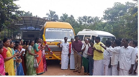 பூவத்தூர் அரசு உயர்நிலைப் பள்ளிக்கு கிராம மக்கள் சார்பில் வழங்கப்பட்ட வேன் பயன்பாட்டை  தஞ்சாவூர் மாவட்ட முதன்மை கல்வி அலுவலர் மு.சிவகுமார் கொடியசைத்து தொடங்கி வைத்தார்.