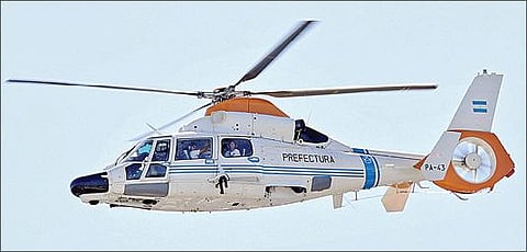 உலகக் கோப்பை கால்பந்து தொடரில் சாம்பியன் பட்டம் வென்ற அர்ஜெண்டினா அணி வீரர்களை வரவேற்க பியூனஸ் அயர்ஸ் நகரில் உள்ள பாலத்தின் மீது திரண்டிருந்த ரசிகர்கள் கூட்டம். (அடுத்த படம்) போக்குவரத்து சிக்னல் மீது ஏறிய ரசிகர்கள். படங்கள்: ஏஎப்பி