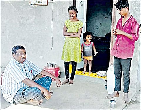 மாணவர் நவீன் வீட்டு முன் மறியல் செய்த ஆசிரியர் பிரவீன் குமார்.