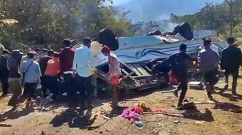 மணிப்பூரில் பேருந்து கவிழ்ந்து 8 மாணவிகள் உயிரிழப்பு