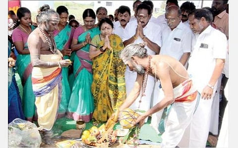 பரவை பேரூராட்சி விளையாட்டுத் திடலில் குளியலறை அமைப்பதற்கான பூமி பூஜையை தொடங்கி வைத்தார் முன்னாள் அமைச்சர் செல்லூர் கே.ராஜு. படம்: நா.தங்கரத்தினம்