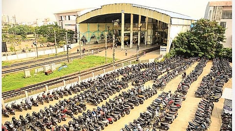 வேளச்சேரி பறக்கும் ரயில் நிலையத்தில் உள்ள கட்டண வாகன நிறுத்தத்தில் மேற்கூரை இல்லாததால் இங்கு நிறுத்தப்படும் வாகனங்கள் வெயில்,  மழையால் பாதிப்படையும் நிலை உள்ளது, படம்: பு.க.பிரவீன்