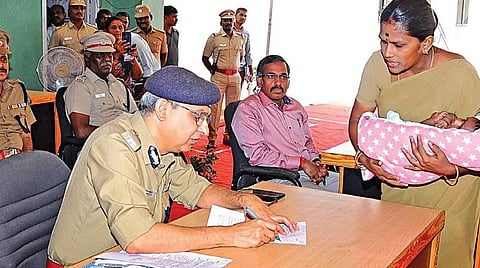 உங்கள் துறையில் முதல்வர் திட்டத்தின்கீழ் காவலர்கள் குறைதீர் முகாம் சென்னை எழும்பூர், ராஜரத்தினம் விளையாட்டரங்கில் நேற்று நடந்தது. முகாமில் காவல் துறையில் பணிபுரியும் அதிகாரிகள் மற்றும் காவலர்களிடம் சென்னை பெருநகர காவல் ஆணையர் சங்கர் ஜிவால், குறைகளை கேட்டறிந்து மனுக்களை பெற்றுக் கொண்டார்.