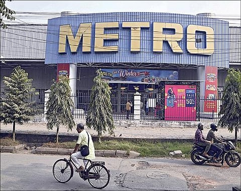 ஜெர்மனியின் மெட்ரோ ஏஜி குழுமத்தின் இந்திய மொத்த விற்பனைப் பிரிவை ரூ.2,850 கோடிக்கு வாங்க ரிலையன்ஸ் குழுமம் நேற்று ஒப்பந்தம் செய்தது. கொல்கத்தாவில் உள்ள மெட்ரோ மொத்த விநியோக மையம். படம்: பிடிஐ