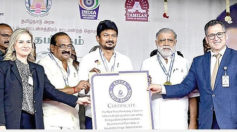 ஒட்டன்சத்திரத்தில் 117 ஏக்கர் நிலத்தில் 4 மணி நேரத்தில் 6 லட்சம் மரக்கன்று நடவு செய்து உலக சாதனை: உதயநிதியிடம் சான்றிதழ்