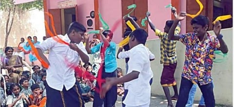 பள்ளி கல்வித்துறையின் கலைத் திருவிழா போட்டி - போக்குவரத்து வசதி ஏற்பாடு செய்யப்படாததால் மாணவர்கள் தவிப்பு