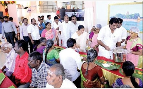 நாள் முழுவதும் அன்னதானம் வழங்கும் திட்டத்தின் கீழ் மதுரை மீனாட்சி அம்மன் கோயிலில் பக்தர்களுக்கு உணவு பரிமாறிய அமைச்சர் பி.மூர்த்தி.