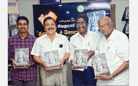 ‘இந்து தமிழ் திசை' நாளிதழ் சார்பில் பன்முகக் கலைஞர் சிவகுமார் எழுதிய திரைப்படச் சோலை எனும் நூல் வெளியீட்டு விழா, சென்னை அலுவலகத்தில் நேற்று நடைபெற்றது. இந்நிகழ்வில் மூத்த இயக்குநர் எஸ்.பி.முத்துராமன் நூலை வெளியிட இயக்குநர் தா.செ.ஞானவேல், கவிஞர் வீரபாண்டியன் பெற்றுக் கொண்டனர். உடன் நூலாசிரியர் சிவகுமார். படம்: பு.க.பிரவீன்