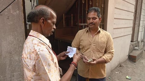 சென்னையின் டோக்கன் வழங்கிய ஊழியர்கள்