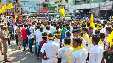 பேரணி சென்ற இளைஞர்கள்