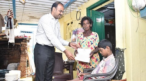 வீடு ஒதுக்கப்பட்டதற்கான ஆணையை ஷீலாவிடம் வழங்கிய கோவை மாவட்ட ஆட்சியர் ஜி.எஸ்.சமீரன்