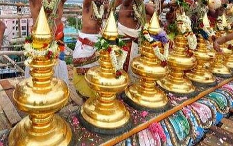 குயவர்பாளையம் கோயிலில் ஆகம விதிகளை மீறி கும்பாபிஷேகம் நடக்கிறதா? - சர்ச்சையை கிளப்பும் போஸ்டர்